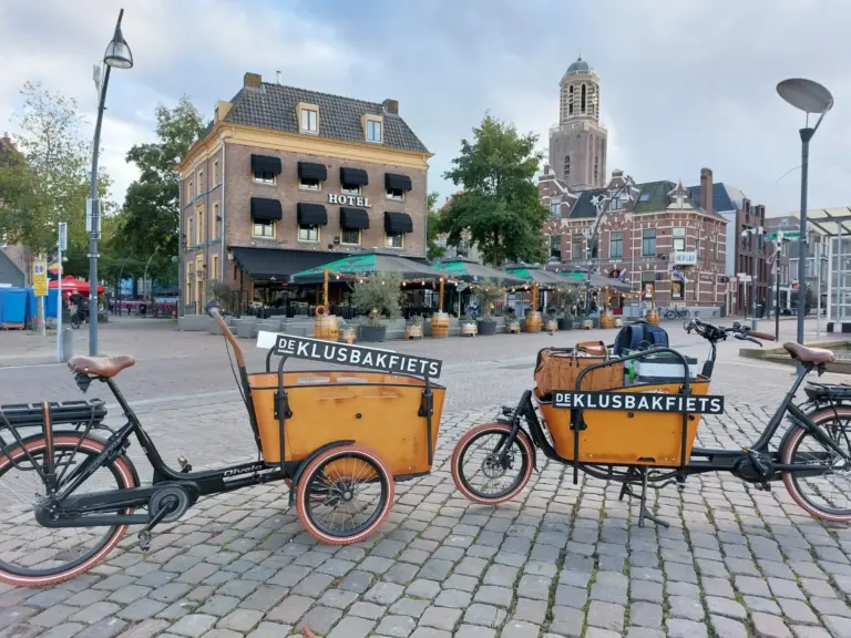 Twee bakfietsen van De Klusbakfiets op een plein in de binnenstad van Zwolle