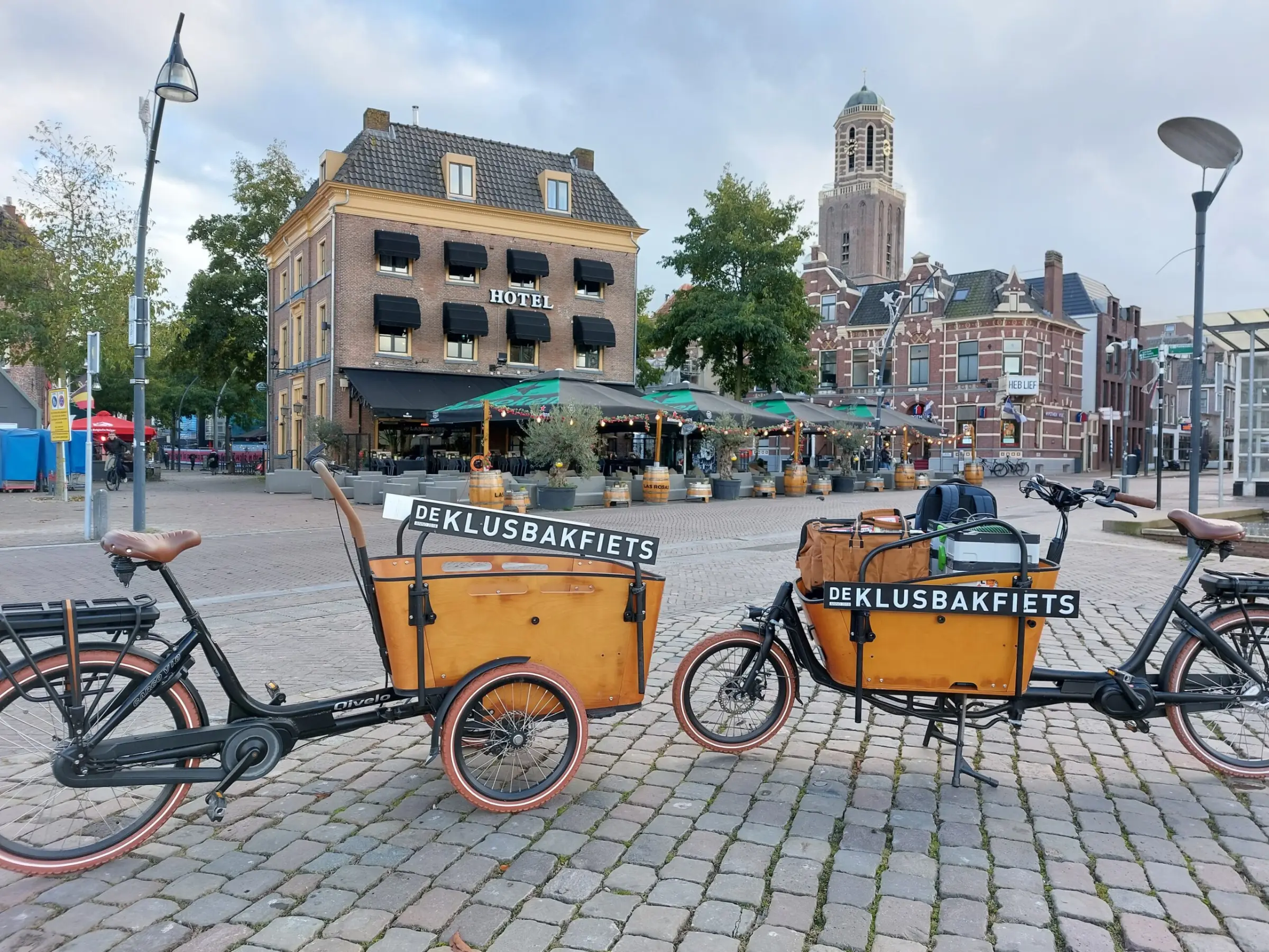Twee bakfietsen van De Klusbakfiets op een plein in de binnenstad van Zwolle