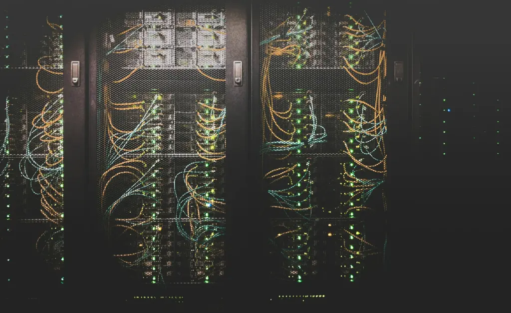 Serverkast met netwerkkabels en verlichte poorten