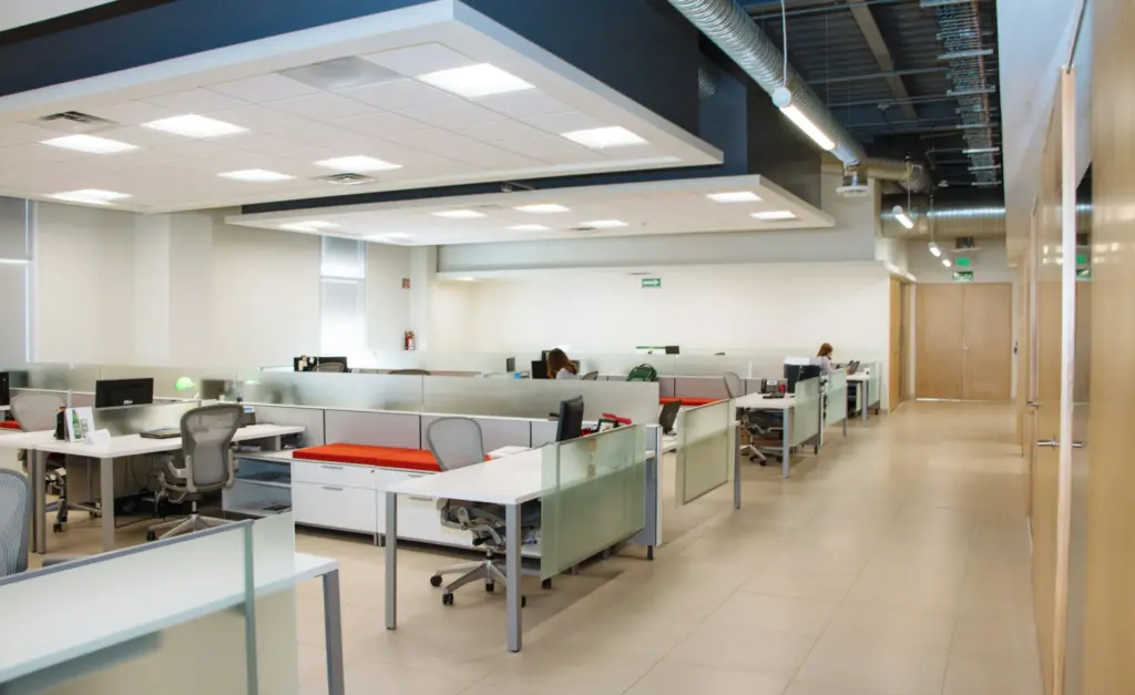 Licht kantoor met witte bureaus en werkplekken