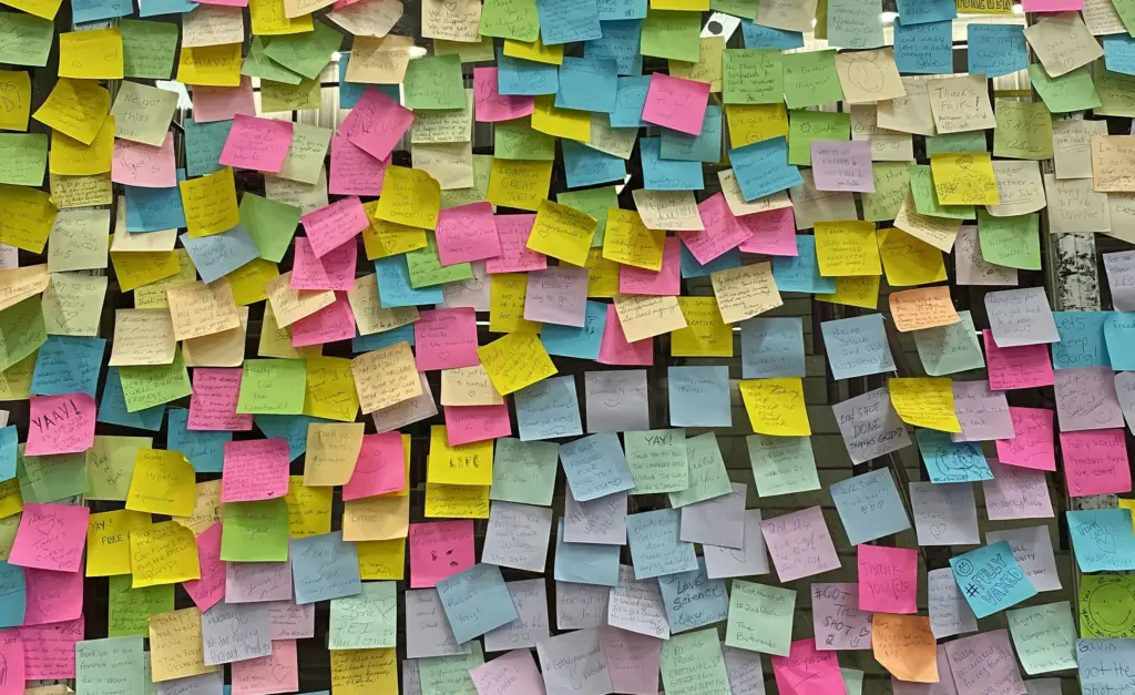 Muur vol gekleurde post-its met ideeën