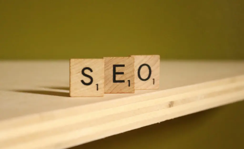 Houten blokjes met de letters SEO