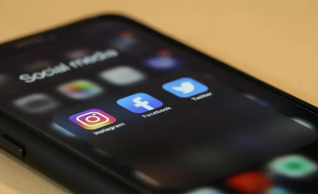 Smartphone op een houten tafel