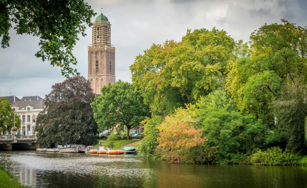 De Peperbus in Zwolle, gezien vanaf de stadsgracht