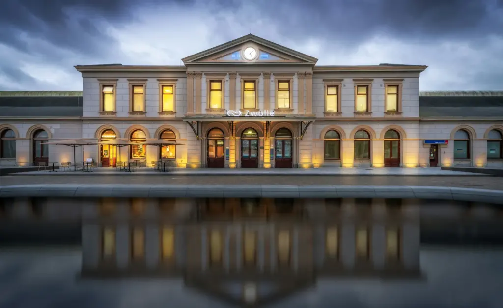 Stationsgebouw van Zwolle bij avond